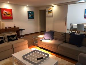 萨尔瓦多Luxury 3 Bedroom Apartment - Barra的客厅配有沙发和桌子