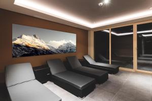 伊施格尔Residenz Gramaser GmbH的客厅配有沙发,享有山脉美景