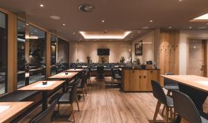 伊施格尔Residenz Gramaser GmbH的用餐室配有木桌和椅子