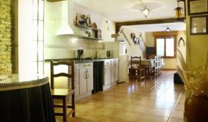 GrañónCasa Jacobea的一间厨房,配有白色橱柜和一间餐厅