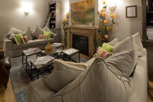 彼得拉桑塔Il Duomo Luxury Suite的带沙发和壁炉的客厅
