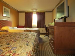 波特兰波特兰酒店的酒店客房设有两张床和一台平面电视。