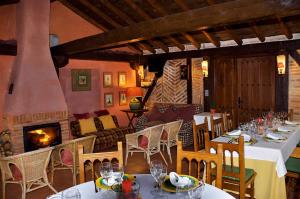 RequijadaLa Tejera de Fausto的一间带桌椅和壁炉的餐厅