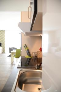 吉森Adapt Apartments Giessen的厨房配有水槽和台面