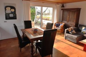 羊角村Giethoorn Lodge的客厅配有桌子和沙发