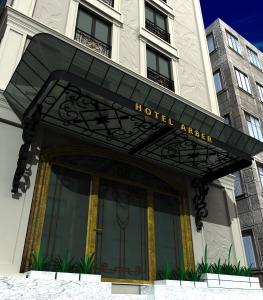 地拉那阿尔伯酒店的大楼内带有标志的酒店入口