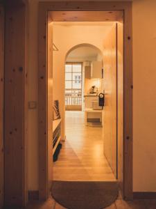 安纳贝格-伦格茨Postwirt Annaberg的走廊设有通往厨房的开放式门