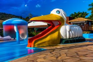 卡皮托利乌巴拉奈里奥拉古酒店的水上公园内一个带塑料鸭子滑梯的游乐场