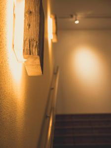 安纳贝格-伦格茨Postwirt Annaberg的走廊上墙上和楼梯上都有灯
