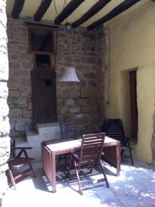 El VilosellCal Cabrer - El Vilosell的庭院配有木桌和两把椅子