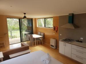 奥特威角宾必公园 - 考拉露营假日公园的客房设有厨房和带炉灶的桌子。
