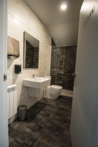 AbeleirasAlbergue Casa Manola的一间带水槽、浴缸和卫生间的浴室