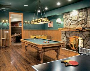 圣巴巴拉Circle Bar B Guest Ranch的客房设有台球桌和石制壁炉。