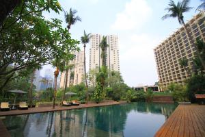 雅加达The Sultan Hotel & Residence Jakarta的一座位于城市中心,拥有高楼建筑的游泳池