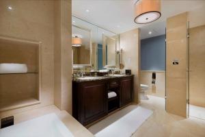 杭州丽晶美庐酒店的一间浴室