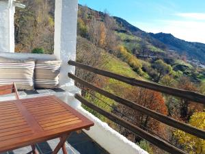 卡皮雷拉CASA MIRADOR DE MARIA的设有一个配有木凳并享有美景的阳台。