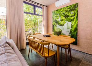 斯泰伦博斯De Haas Living @ Die Laan 2的一间带木桌和椅子的用餐室