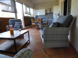 埃唐萨莱莱班海滩Bel appartement spacieux的客厅配有沙发和桌子