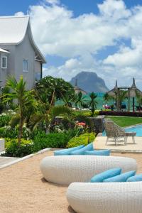 黑河区La Mariposa Mauritius的享有带游泳池和房屋的度假村景色