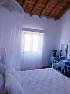 雷根古什-迪蒙萨拉什Casa do Avô Tó的一间卧室设有一张床和一个窗口