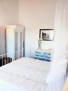 雷根古什-迪蒙萨拉什Casa do Avô Tó的卧室配有白色的床和蓝色梳妆台