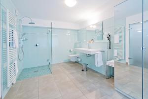 贝尔吉施格拉德巴赫曼戈尔德罗曼蒂克瓦尔德酒店的带淋浴、盥洗盆和卫生间的浴室
