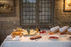 Great MiltonLe Manoir aux Quat'Saisons, A Belmond Hotel, Oxfordshire的一张桌子,上面有自助餐