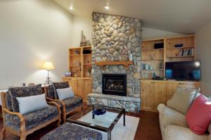 凯彻姆Getaway at The Fields in Warm Springs的客厅设有壁炉和电视。