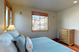 凯彻姆Getaway at The Fields in Warm Springs的一间卧室配有一张带窗户和梳妆台的床