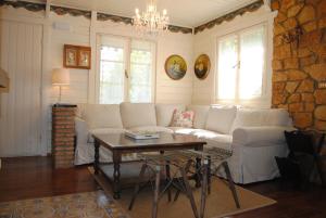 SabandoLa Casita del Río的客厅配有白色的沙发和桌子