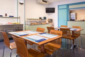 巴塞罗那htop BCN City #htopEnjoy的厨房内带桌椅的用餐室