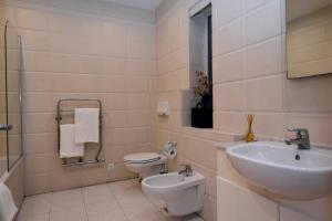 圣朱利安斯City Living Suite Tk 3 Rm 4的白色的浴室设有水槽和卫生间。