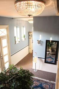 索勒Krebshuset / Kelz0rdk的走廊设有蓝色的墙壁和吊灯