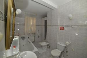 皮瑟兹诺皮瑟兹诺古老的波兰别墅旅馆的浴室配有卫生间、盥洗盆和浴缸。
