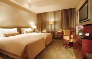 台北神旺商务酒店的酒店客房设有一张大床和一台电视。