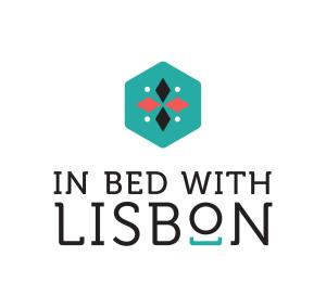 阿马多拉In Bed with Lisbon - Lux4you Apartment的一张床上的图片,上面有里斯本标志