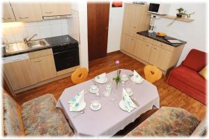 帕尔特嫩Appartment Valnova / Barga的厨房里的桌子和白色的桌布