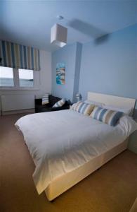 卡弗拉克巴黎酒店的卧室配有白色的床和蓝色的墙壁
