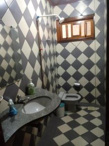 特雷西纳Casa Piauí Hostel的一间带水槽和卫生间的浴室
