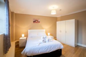 斯丹斯达蒙费雪特Spacious 2BR Flat in Stansted的一间卧室配有带毛巾的床