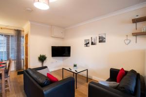 斯丹斯达蒙费雪特Spacious 2BR Flat in Stansted的客厅配有两张沙发和一张桌子