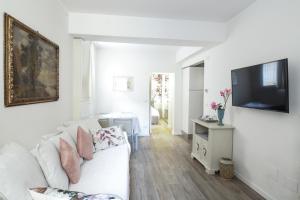博洛尼亚Charming and cosy apartment的客厅配有白色沙发和平面电视。