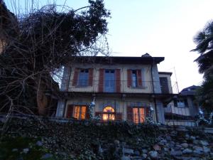 斯特雷萨La Ca' Vegia的一座灯火通明的老房子