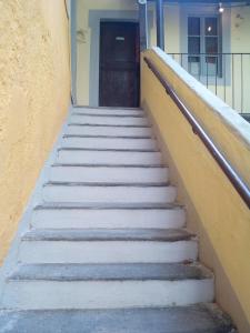 斯特雷萨La Ca' Vegia的楼里一扇门,有一套楼梯