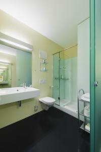 费尔德基希Motel Z - self checkin的一间带水槽、卫生间和淋浴的浴室