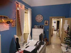 巴勒莫Sunshine Hostel Palermo的一间配备有一张书桌的房间,电脑在里面