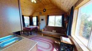 蒙蒂塞洛White Pine Cabin by Canyonlands Lodging的客厅配有沙发和桌子