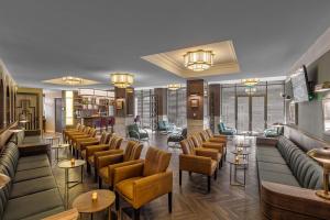 鲁尔蒙德Grand Hotel Valies的一间酒吧,在房间内配有沙发和椅子