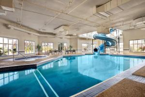 斯特拉斯莫尔斯特拉斯莫尔戴斯套房酒店 的大楼内一个带滑梯的游泳池