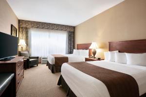 斯特拉斯莫尔斯特拉斯莫尔戴斯套房酒店 的酒店客房设有两张床和一台平面电视。